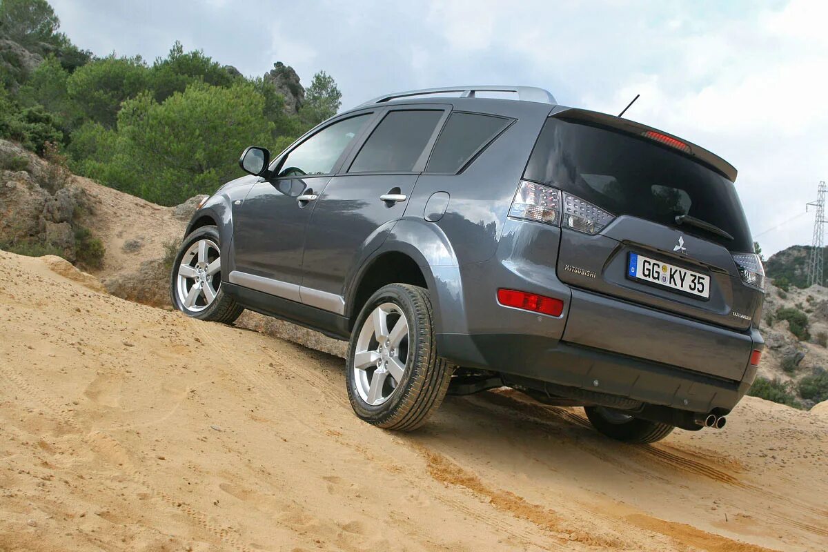 Mitsubishi outlander трехлитровый. Аутлендер 2008 2.4. Митсубиси Аутлендер XL 2007. Mitsubishi Outlander XL 2007. Митсубиси Аутлендер ХЛ 2007.