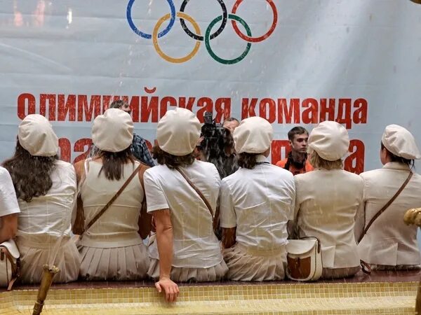 Спортсмены под нейтральным флагом. Спортсмены предатели под нейтральным флагом. Под нейтральным флагом позор. Нейтральный флаг Олимпийских игр России. Спортсмены без флага и гимна