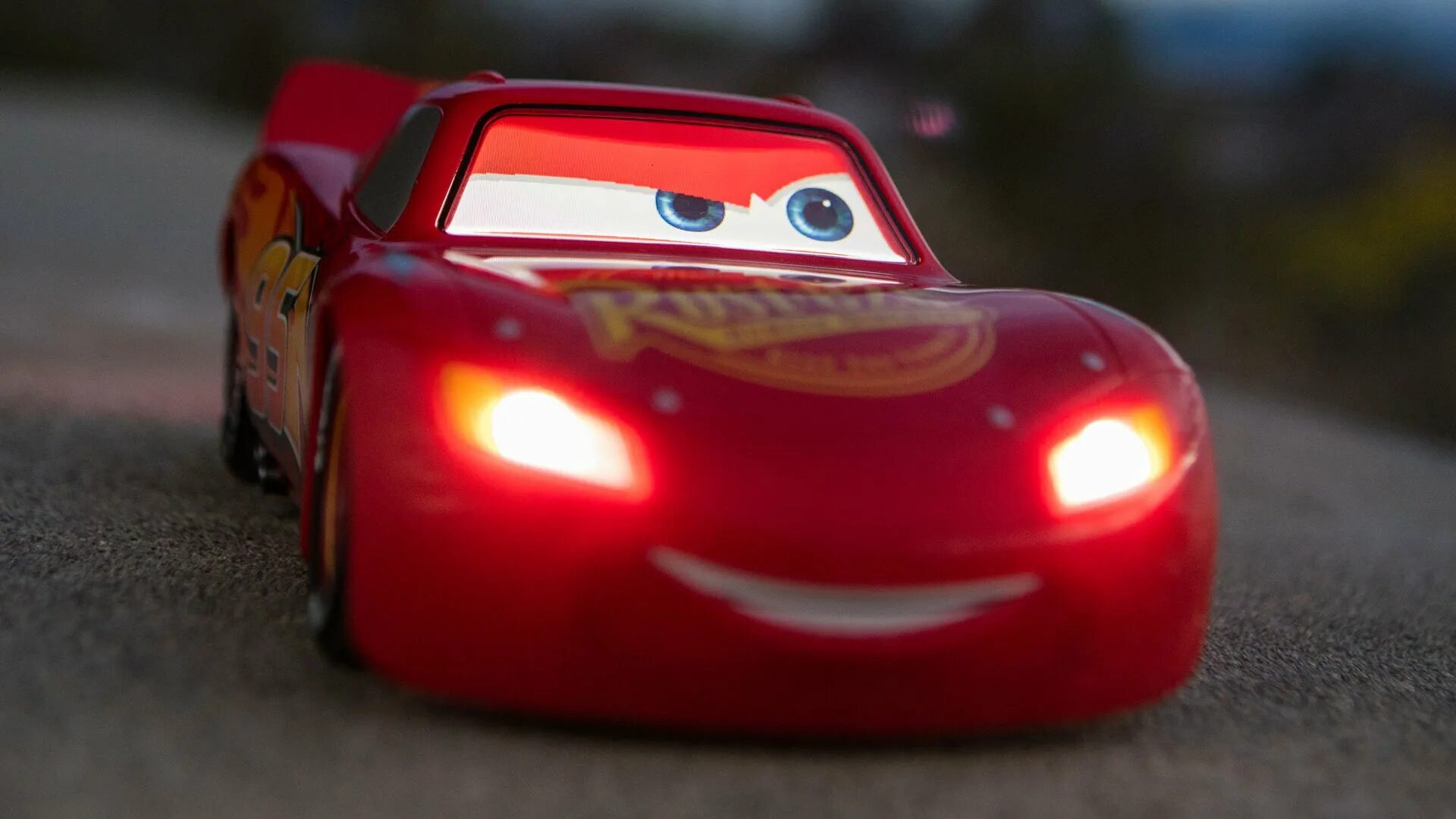 Там маквин. Sphero Lightning MCQUEEN. Sphero Ultimate Lightning MCQUEEN. Игрушка Sphero Lightning MCQUEEN. Молния Маккуин Тачки 3.