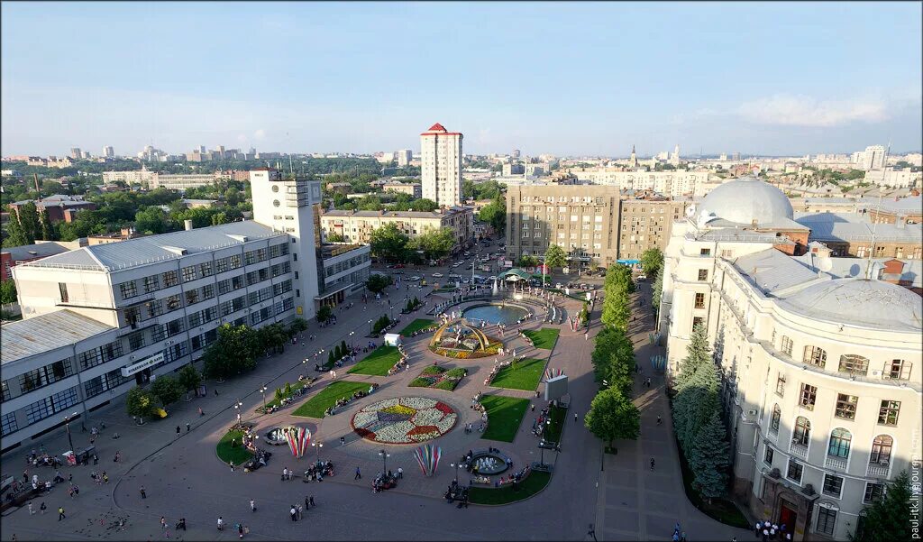 Сколько живет в харькове. Харьков Привокзальная площадь. Европейская площадь Харьков. Харьков Вокзальная площадь. Площадь Дзержинского Харьков.