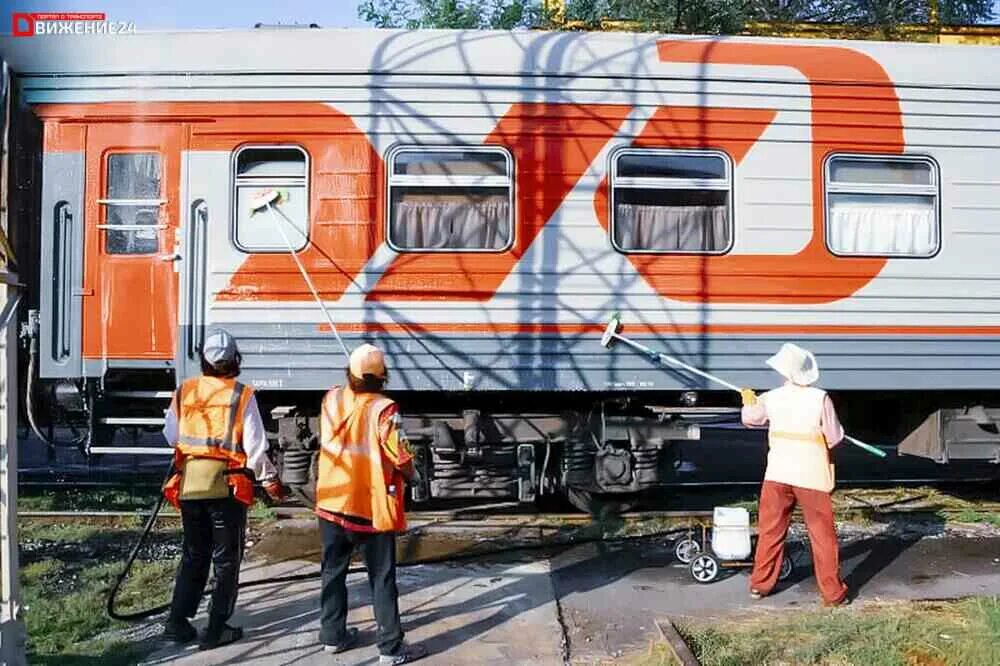 Уборка пассажирского вагона. Мойка вагонов РЖД. Наружная обмывка вагонов. Экипировка пассажирских вагонов. Наружная мойка вагонов.