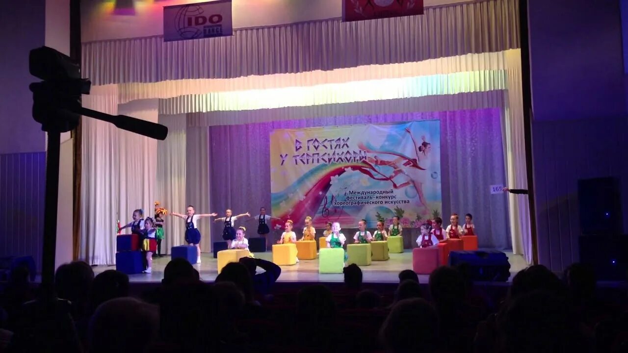 Супер пати для детей танцы повторялки. Танец с кубами. Танец rover. Танцевальный коллектив. Ламбада в детском садике.