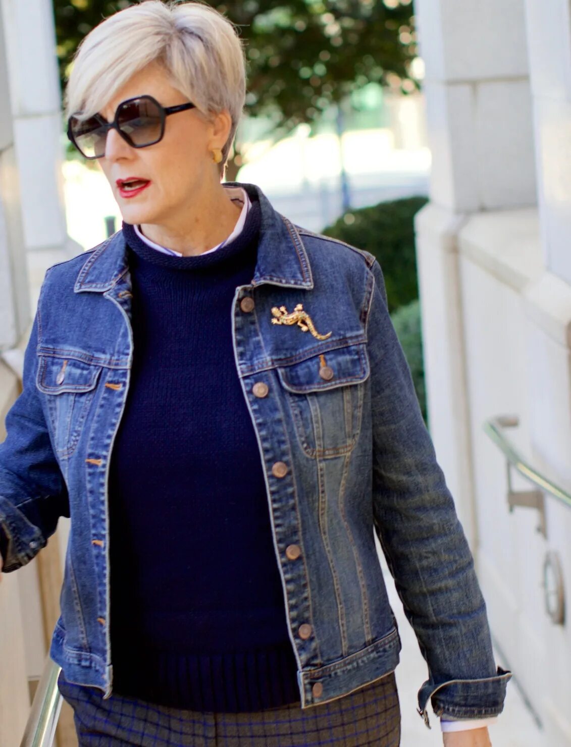 Джинсы для женщин 60. Джинсовая куртка женская. Джинсовые куртки для женщин после 50 лет. Джинсовые куртки женские 50 лет. Короткая джинсовка для полных женщин.