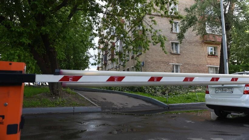 Как законно установить шлагбаум во дворе многоквартирного. Шлагбаум во дворе. шлагбаум на придомовой территории. шлагбаум во дворе многоквартирного дома. шлагбаумы во дворах москвы.