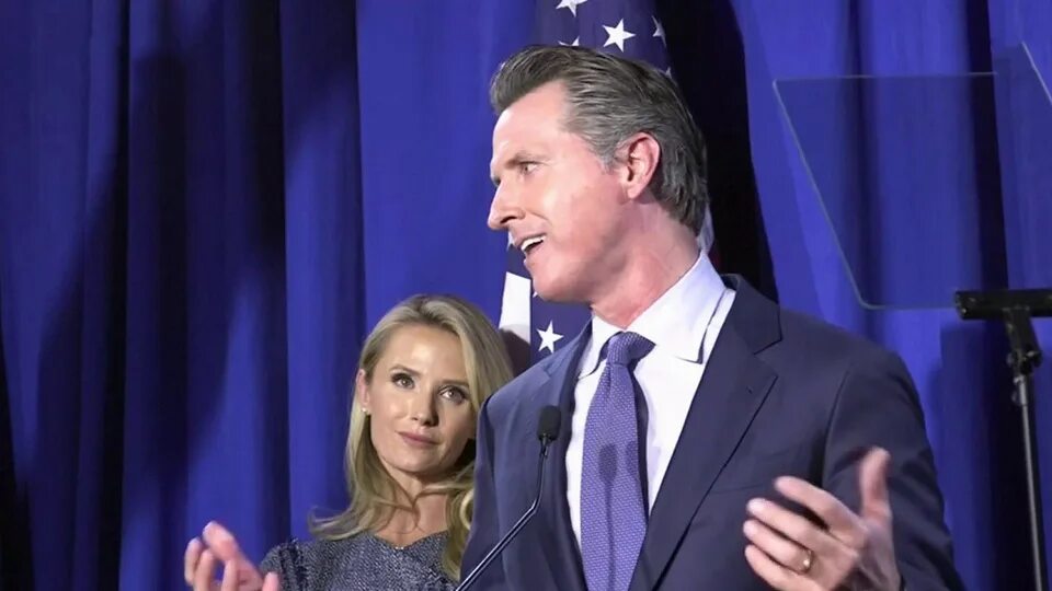 Вивиан уилсон маск. Эйвери джексон трансгендер. Канал fox news владельцы каналов. Операция по перемене пола. Смена пола у детей.