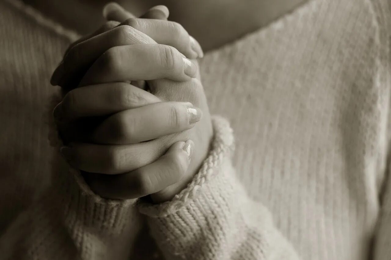Ладони в молитве. Молящиеся женские руки. Руки сложенные в молитве девушка. Женщина молится. Принятие прощение