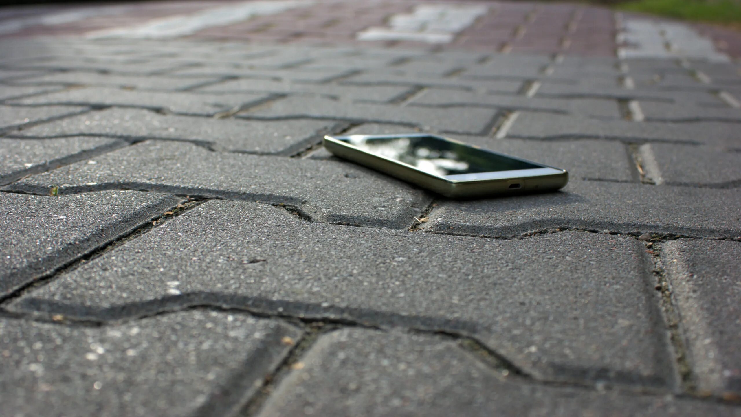 Человек потерял телефон. Телефон на улице. Потерял телефон. Потерял телефон. Потерял телефон.