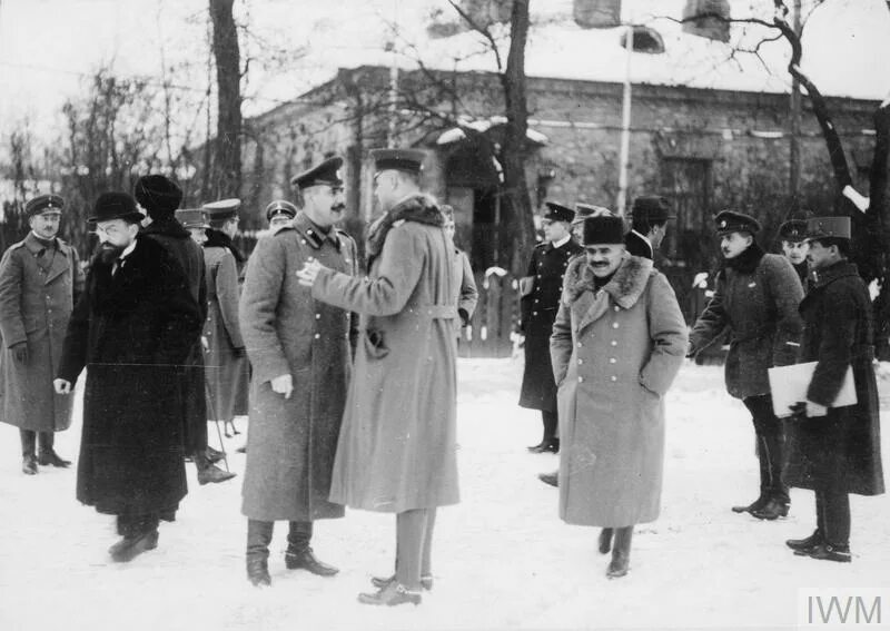 Брест переговоры. Троцкий в Брест-Литовске. Советская делегация в Брест-Литовске 1918. Переговоры в Брест-Литовске 1918. Переговоры в Брест-Литовске 1917.