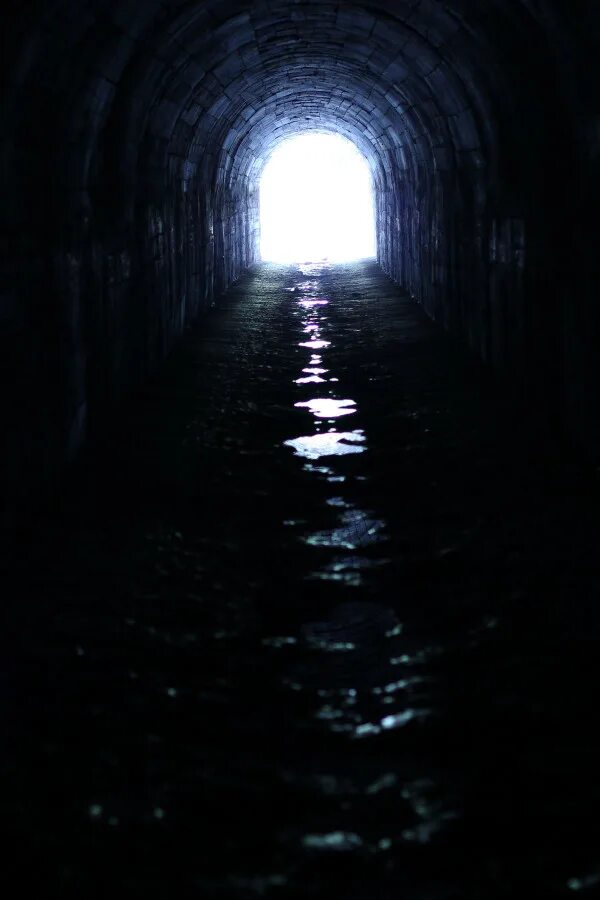 В конце туннеля виден свет. Свет в конце тоннеля. Картина свет в конце туннеля. Свет в конце тоннеля фон. Свет в конце туннеля или тоннеля.