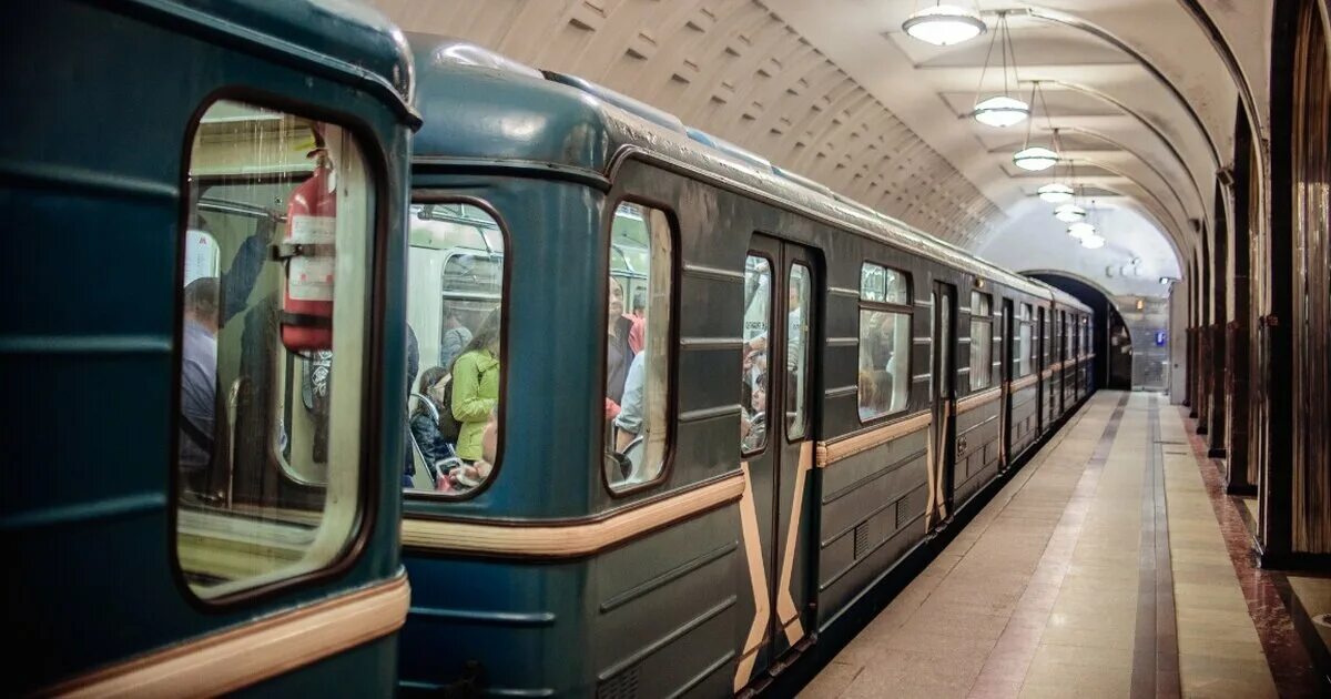 Замоскворецкая линия метро поезда. Вагоны метро Замоскворецкая линия. Зеленый вагон метро. Поезда на Замоскворецкой линии. Сколько поездов на зеленой ветке