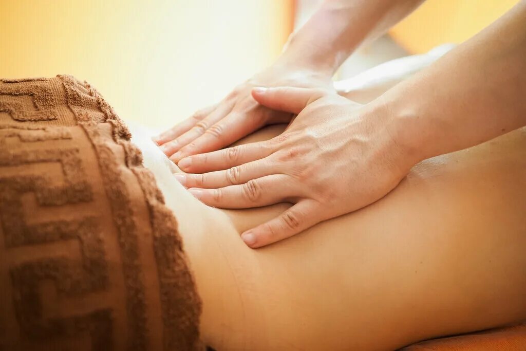 Спа для мужчин. Массажный салон красногорск. Массаж фото. Массаж спины. Женская спина массаж.