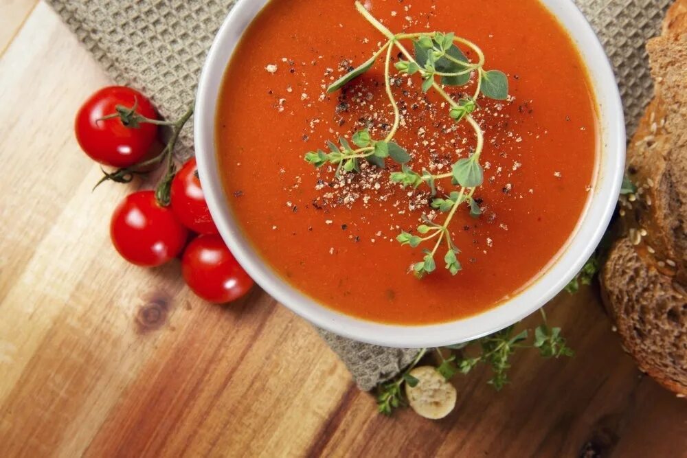 Укроп добавляют в суп. Помидорный суп гаспачо. Томатный гаспачо с креветками. ТТК томатный суп пюре. Томатно-базиликовый суп.