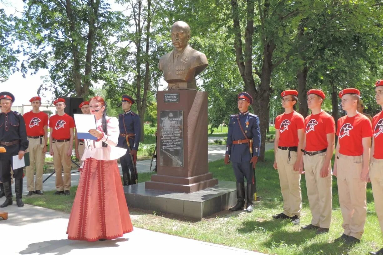 Какие известные люди живут в ростовской области. Станица Егорлыкская Ростовской. Памятники станицы Мечетинской. Памятники станицы Егорлыкской. Донские знаменитости.