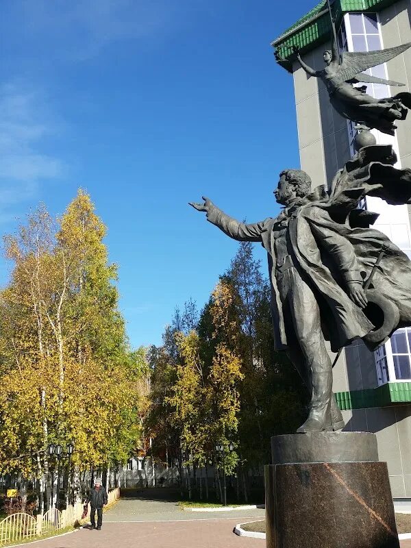 Памятник Пушкину Сургут. Центральная городская библиотека им Пушкина Сургут. Памятник Александру Пушкину в Сургуте. Достопримечательности Сургута.