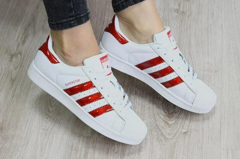 Adidas Superstar с красными полосками. Adidas Superstar бело красные. Adidas Superstar красные. Адидас суперстар красные с белым. Кроссовки адидас с белыми полосками