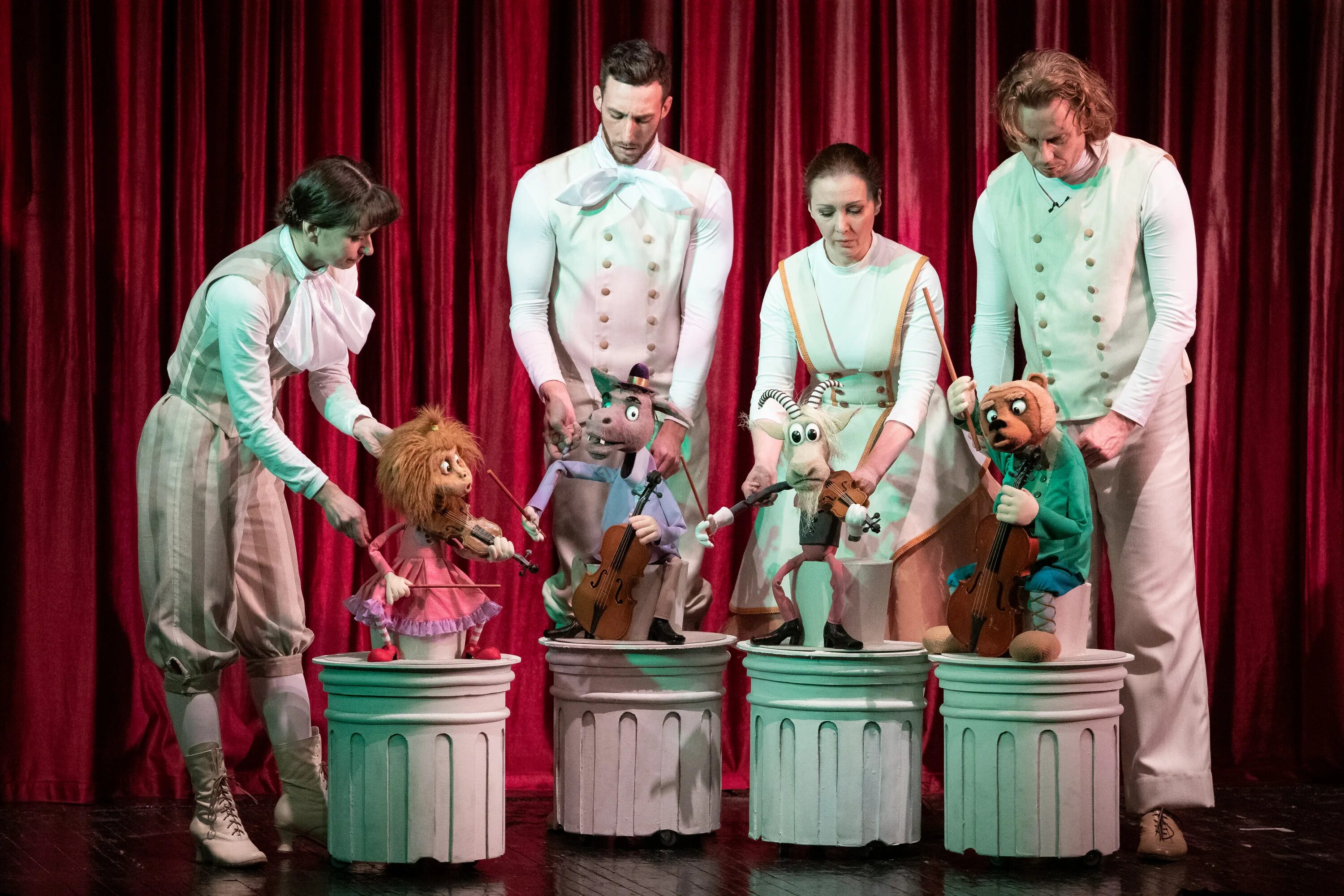 Актеры театра драмы краснодар. Квартет и рамиль в театре. Театральный квартет. Театральный квартет. Театр квартет и.