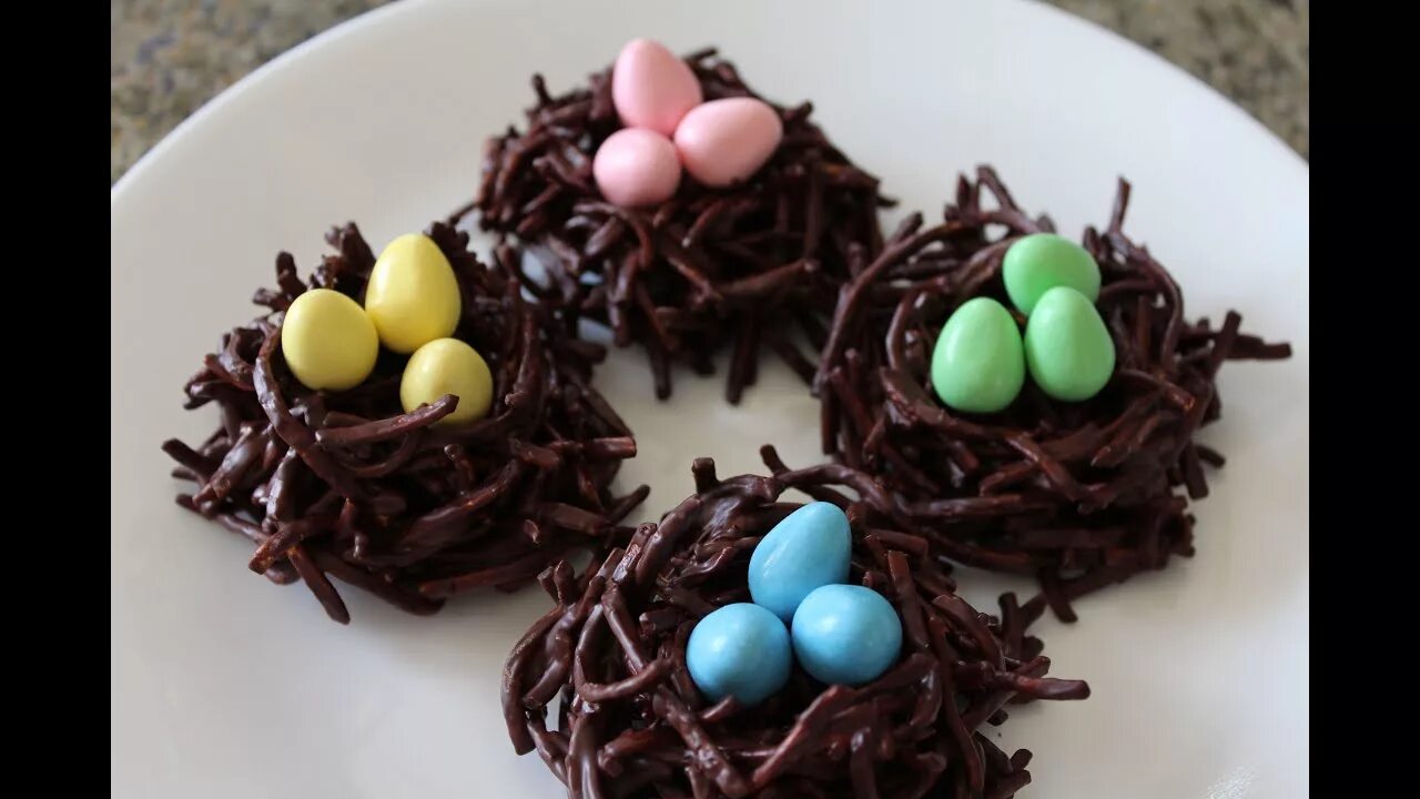 Гнездо из шоколада. Шоколадные гнезда на Пасху. Шоколадные гнезда с яйцами. Гнездо из шоколада на кулич.