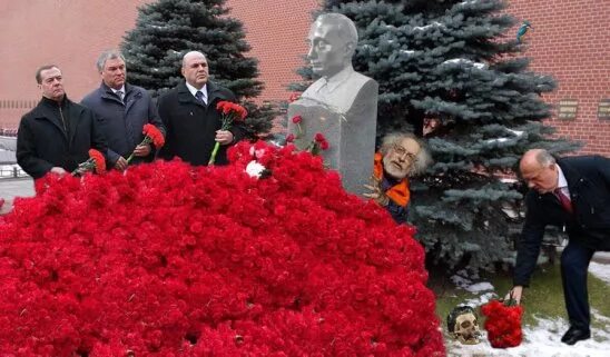 Цветы у памятника Ельцина. Где можно возложить цветы в спб