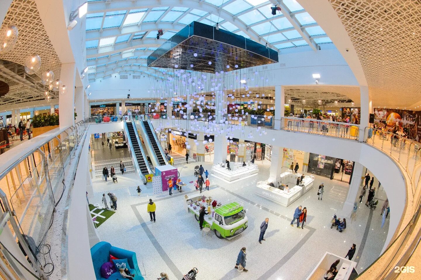 остров мечты хэллоу китти магазин. в какие магазины сходить. люди в торговом центре. тц гринн курск. торговый центр внутри с людьми.