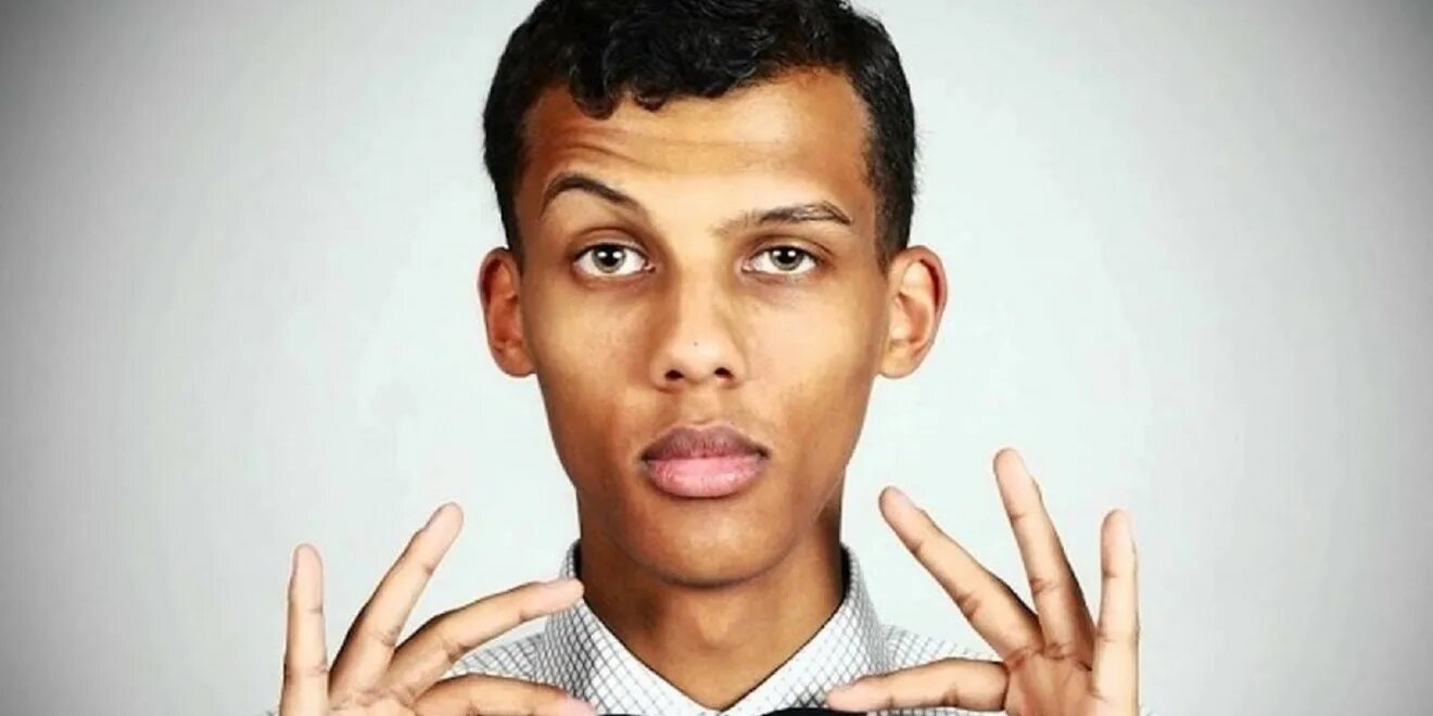 Популярные французские исполнители. Stromae 2021. Француз певец стромае. Stromae 2022. Stromae 2020.