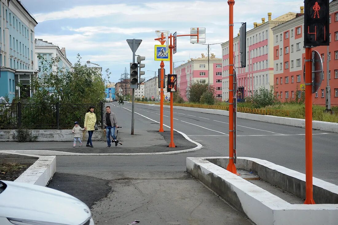Светофор талнах. Светофор в кировском районе. Светофор талнах. Пешеходное ограждения у школы. Реклама магазина светофор.