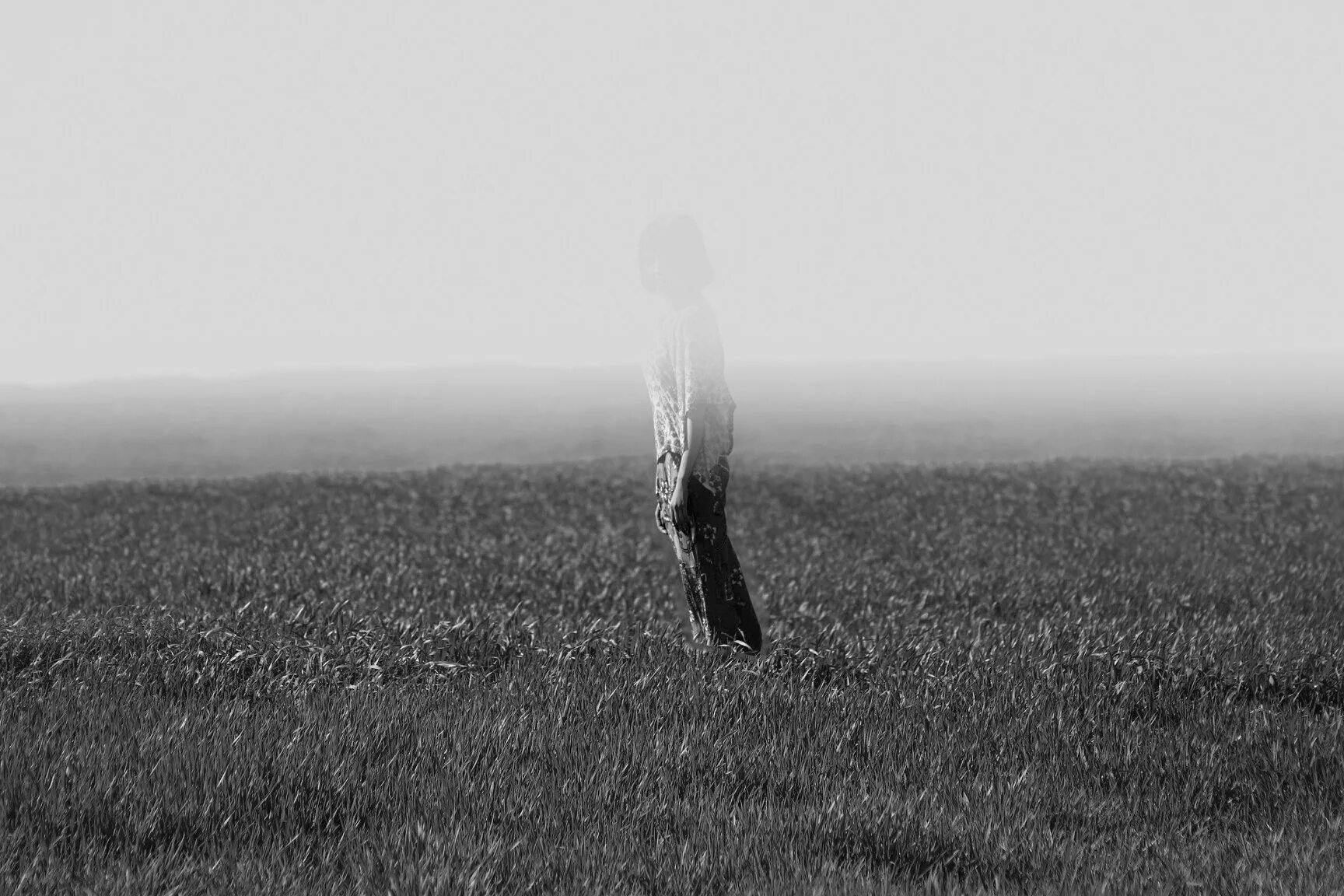 Люди в сером. Туман Fade away. Fading away. Человек в сером поле фото. Scary day