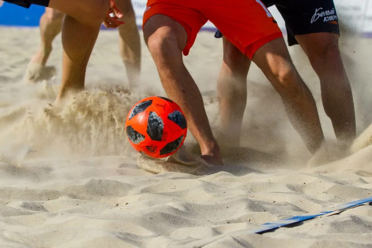 Beach soccer world. Пляжный футбол. Турнир по пляжному футболу. Футбол на пляже. Обувь для пляжного футбола.