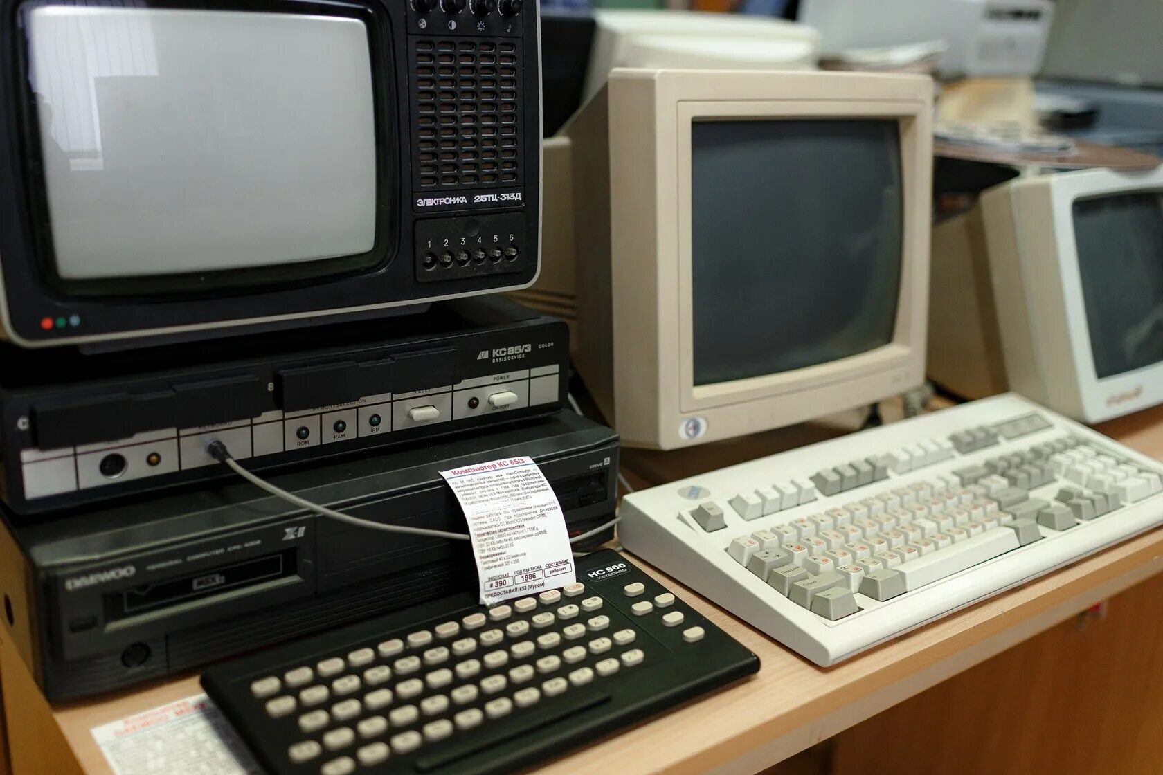 Суперкомпьютер и человек. Германский компьютер. It специалист. Computer germany. Компьютерный программист.