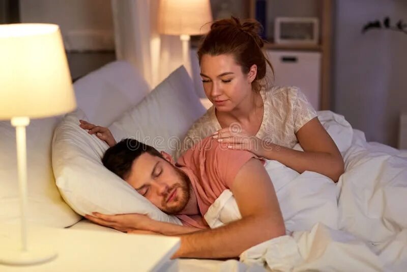 Муж увидел спящую жену. Парень наблюдает за спящей. Очень красива спят жена с мужем.