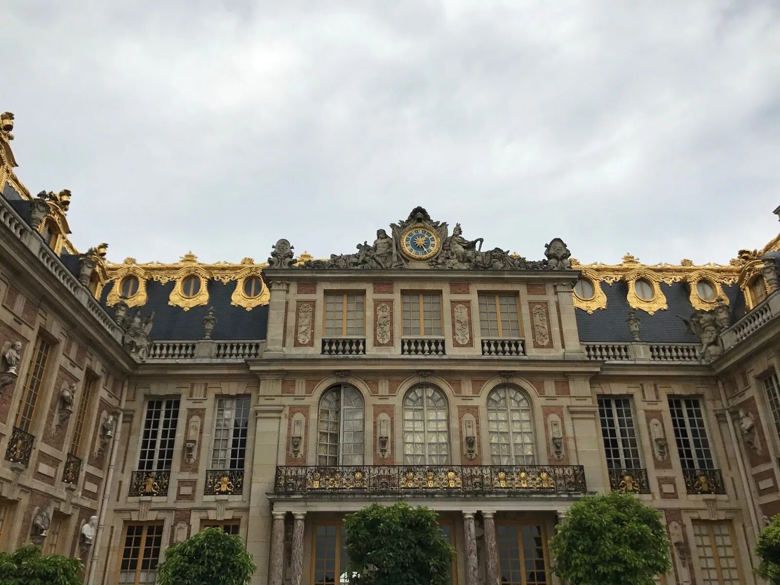 Версаль букв. Королевская часовня Версаль. Зеркальный дворец Версаль 1919. Мраморный двор Версальского дворца. Версаль Вашингтон.