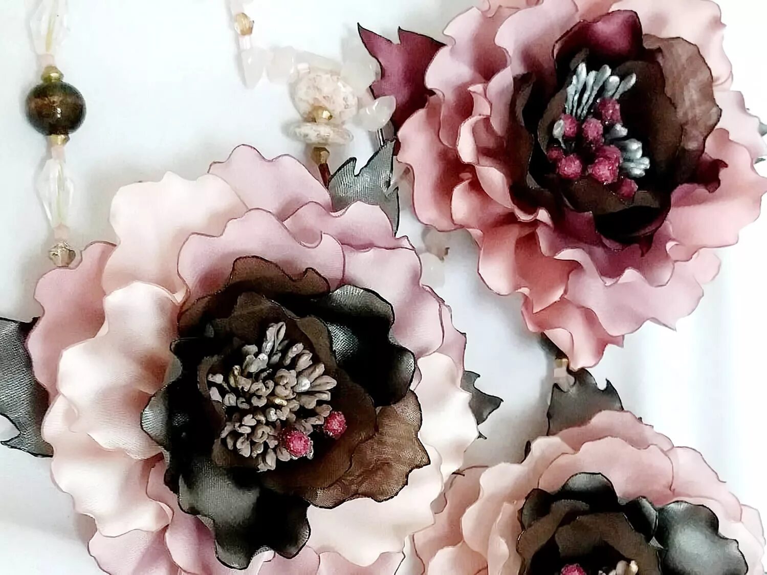Цветы из ткани для украшения. Декоративные тканевые цветы. Объемные тканевые цветы. Броши из ткани.