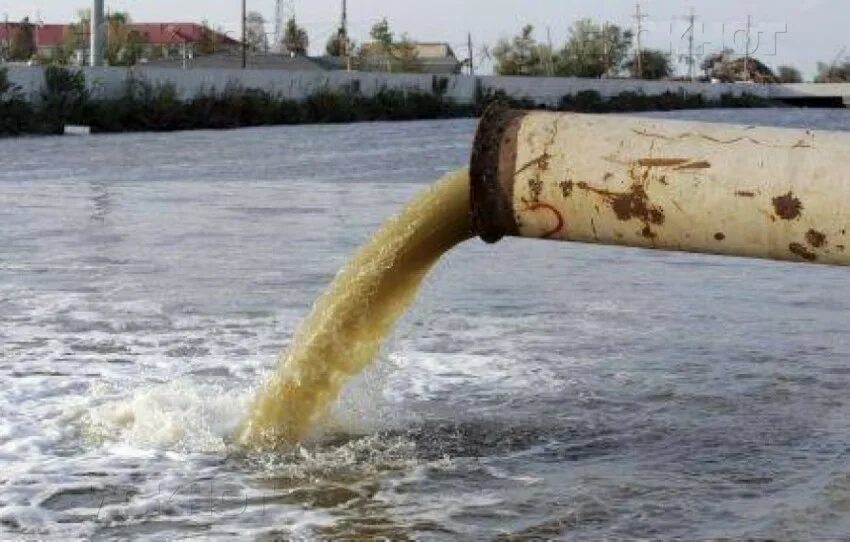 Заводы загрязняют воду. Сточные воды. Канализационные сточные воды. Сточные воды заводов.