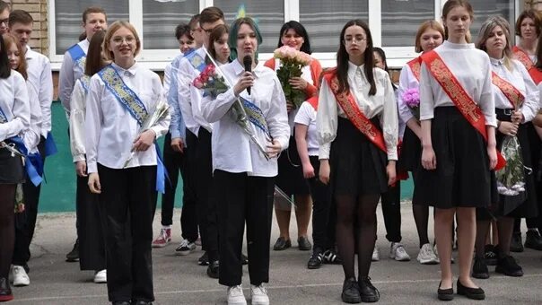 Школа 17 звонки. 9а 31 школа Новочеркасск. Школа номер 25 Новочеркасск. Школа 20 Новочеркасск. 31 Школа Новочеркасск 2022 линейка.