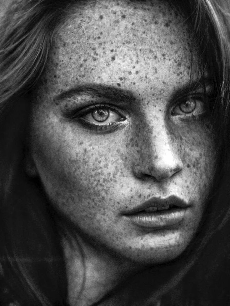 Freckles перевод. Кейт Мосс веснушки. Девушка с веснушками. Конопатая девушка. Выразительный фотопортрет.