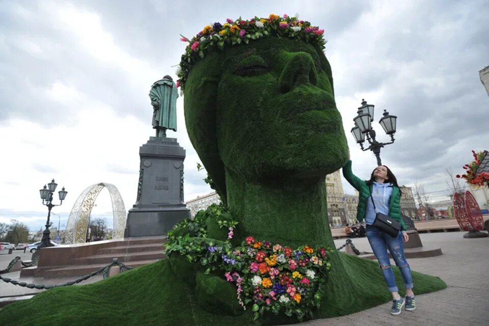 Весенние инсталляции в москве. Зеленая голова слушать. Зеленая голова. Зеленая голова. Зеленая голова слушать.