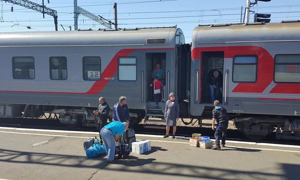 Поезд на Юг. Вагон электрички. Поезд Новосибирск Адлер. ФПК Западно-Сибирский поезд. Поезд череповец анапа 2024 год