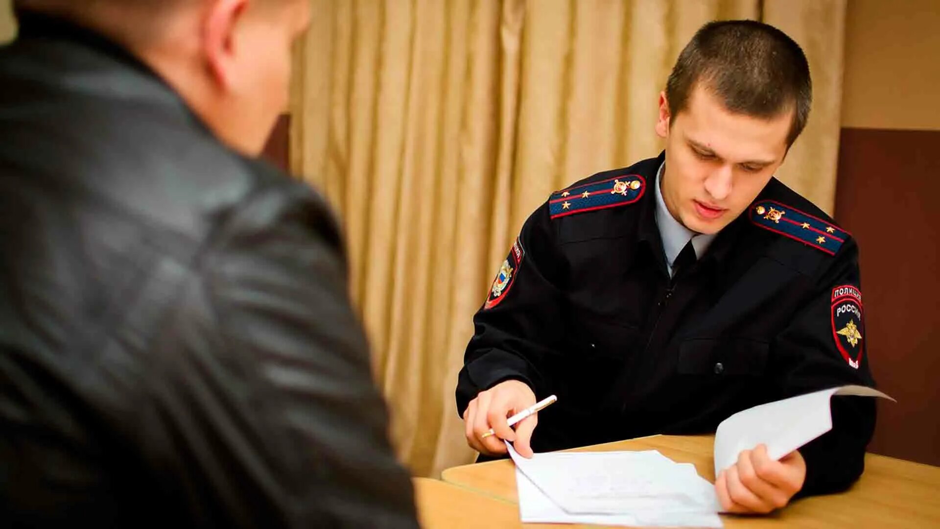 Государственная защита обвиняемого. Допрос в полиции. Следователь на допросе. Следователь допрашивает. Допрос обвиняемого полиция.