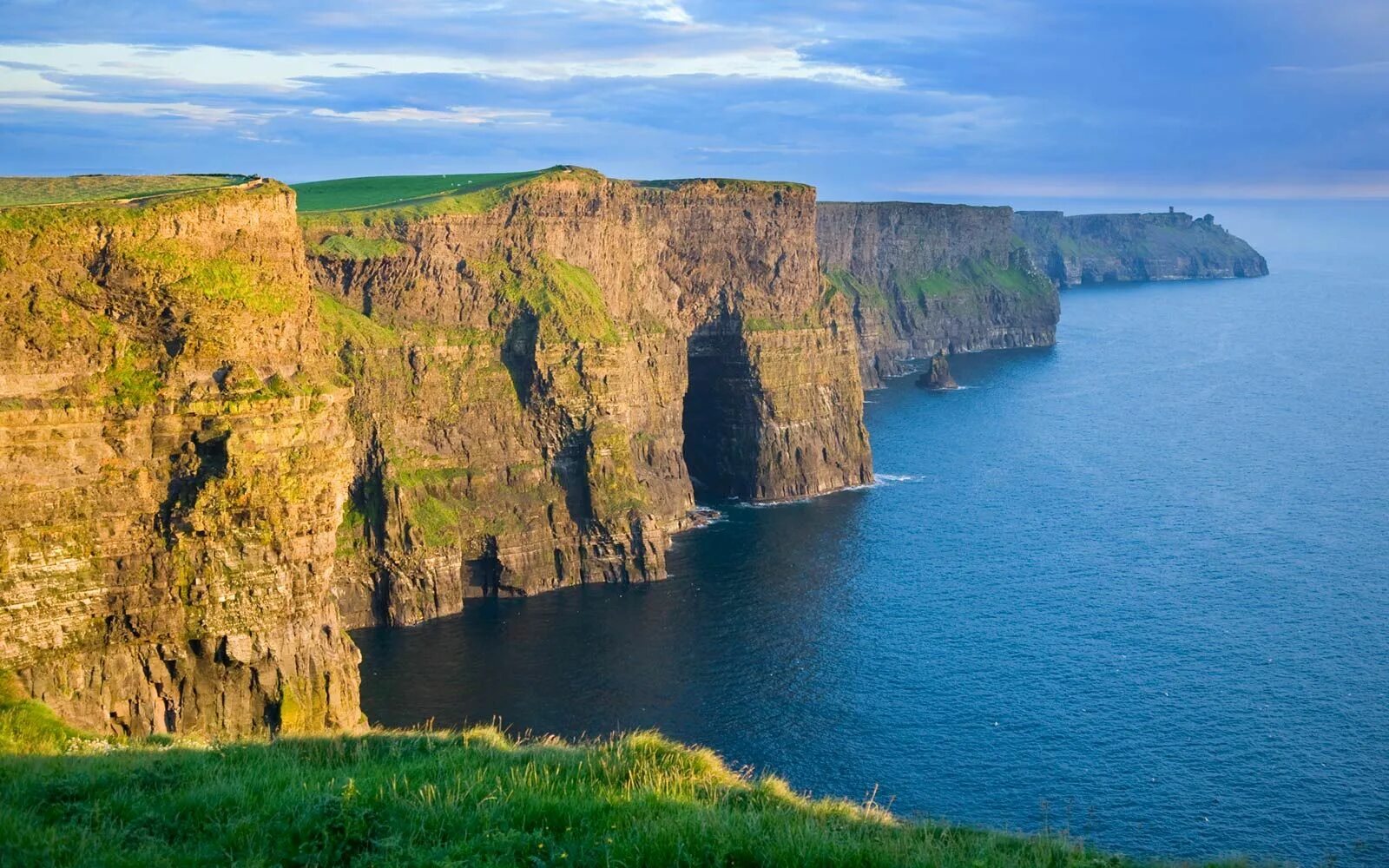 Клиф какого. Скалы мохер, графство Клэр, Ирландия. Cliffs of Moher Ирландия. Скалы мохер Ирландия. Ирландия клифы мохер.