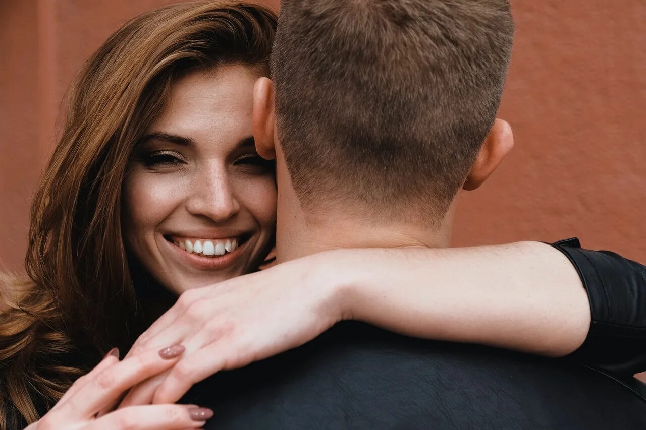 Пара расстается. Девушка вернется. С возвращением девушка. Грустная девушка. Девушка тишина.