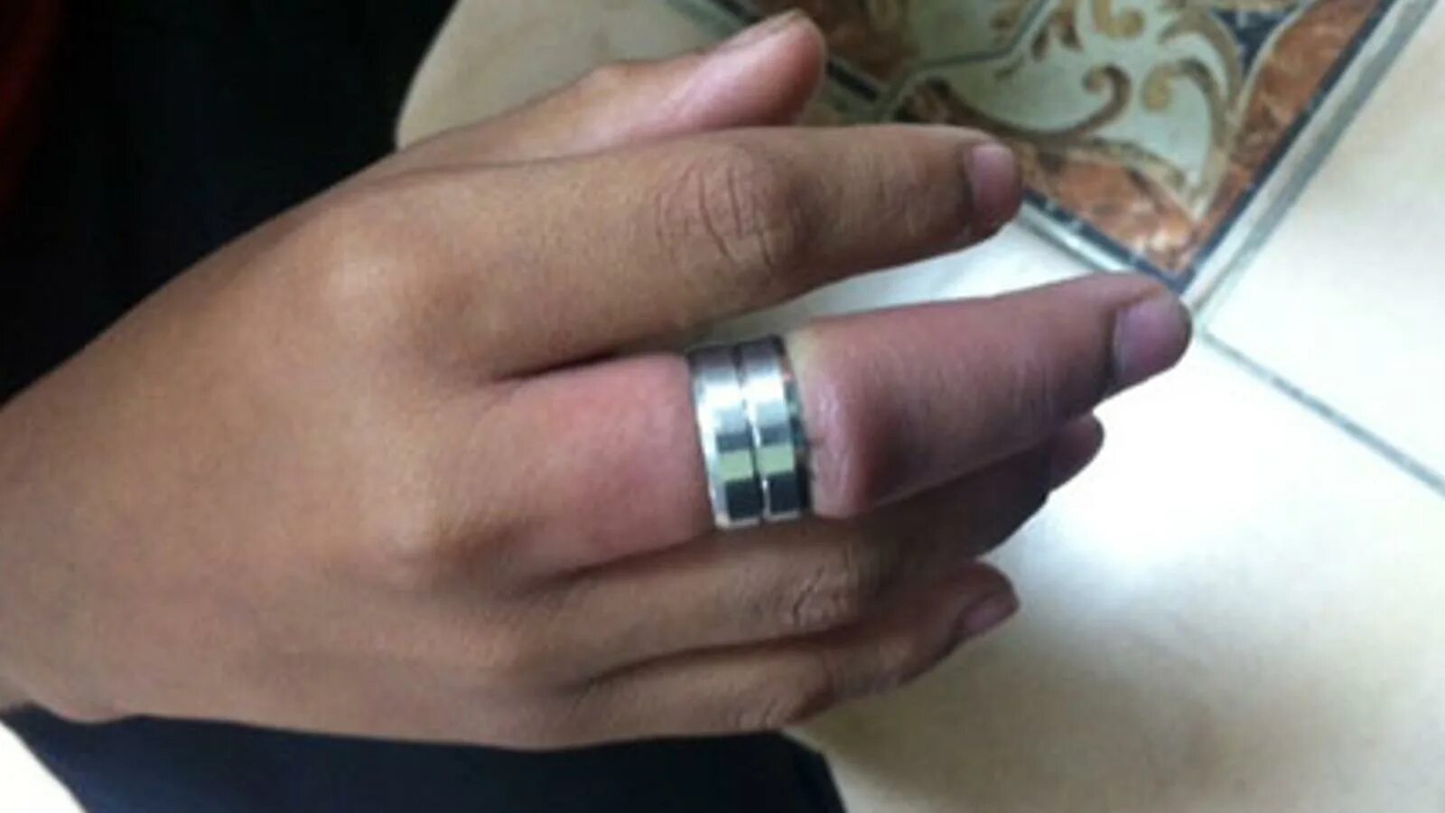 Полоса от золотого кольца. Кольцо на пальце. Толстое обручальное кольцо. Неснимаемое обручальное кольцо. Кольцо на среднем пальце.