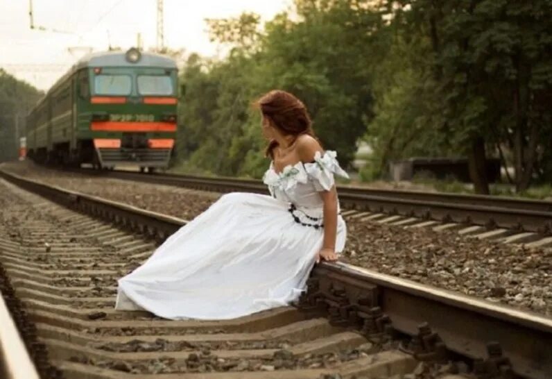 Девушка в поезде. Женщины на железной дороге. Девушка на рельсах. Уходящий поезд.
