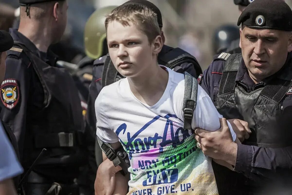 Забрали в полицию несовершеннолетних. Полицейский для детей. Подросток и полиция. Забрали в полицию несовершеннолетних. Полиция несовершеннолетних детей.