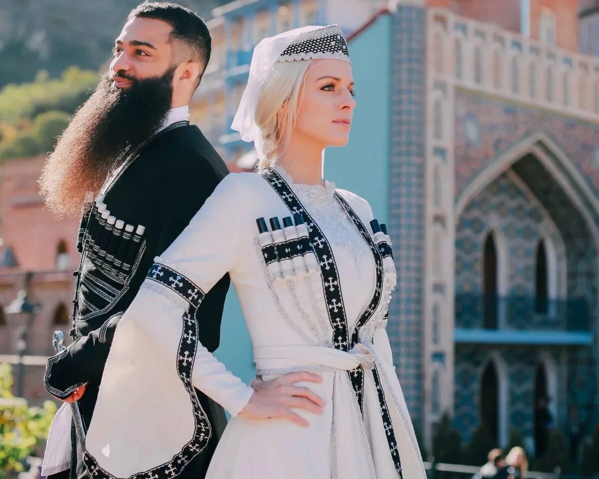 Чоха Грузинская Национальная одежда женская. Грузины в национальных костюмах. Национальная одежда грузин. Грузинский народный костюм. Грузинских значение