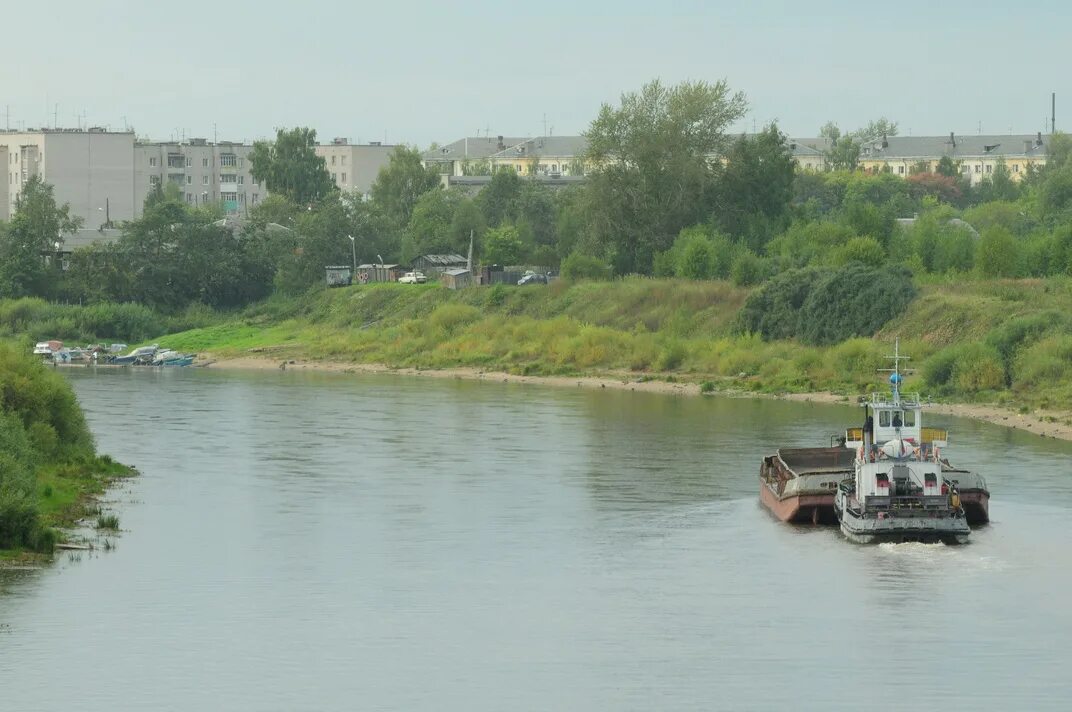 Город Сокол река Сухона. Г Сокол Вологодская область. Набережная в Соколе Вологодской области. Река Сухона города Сокол Вологодской области.