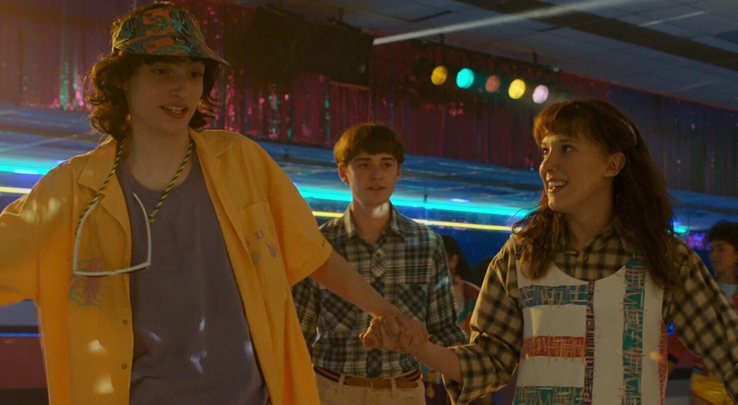 Stranger things 1 сезон обложка. Очень странные дела постер. Очень странные дела 4 сезон кадры. Stranger things постер. Очень странные дела 4 саундтрек.