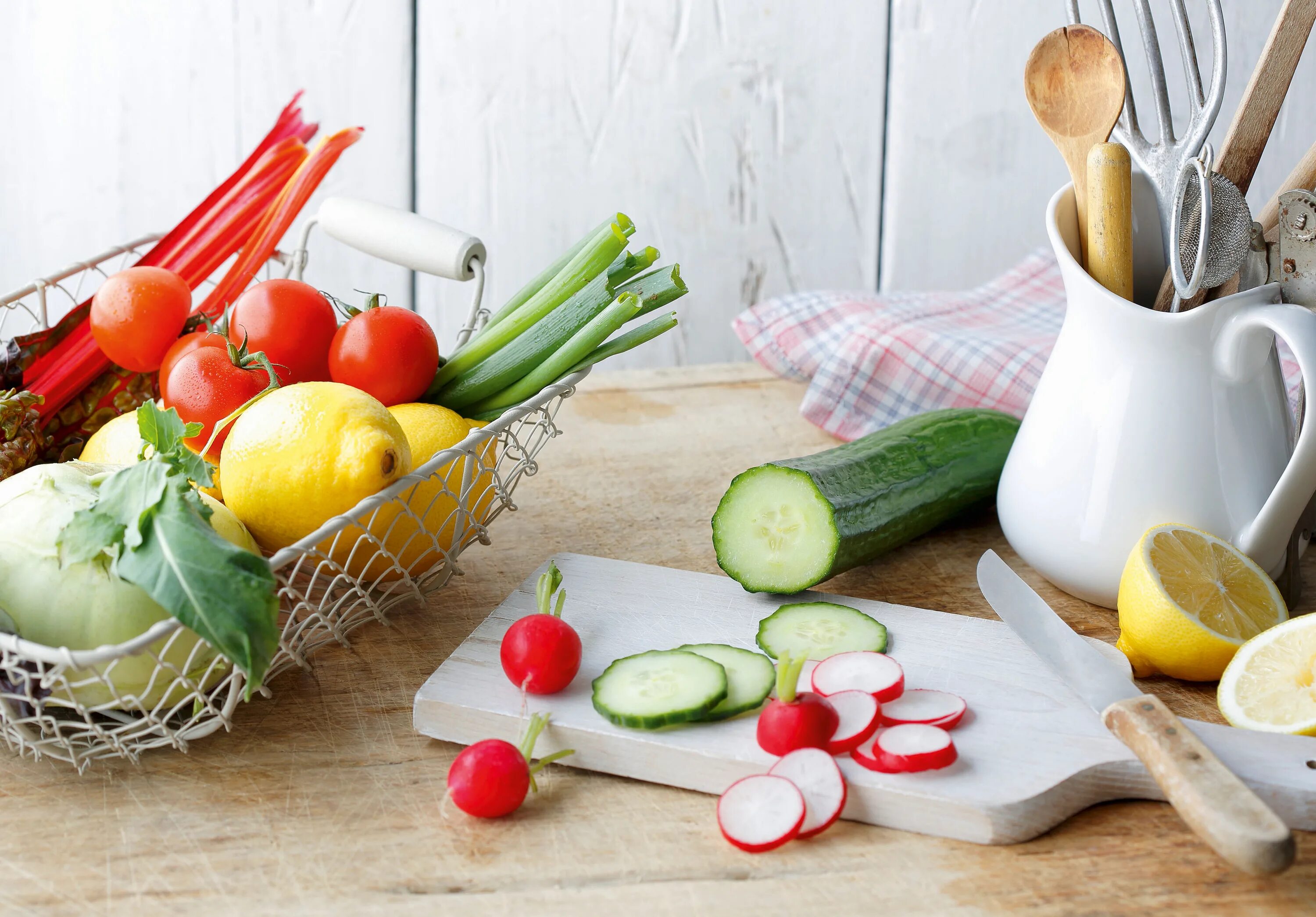 Cutting vegetables. Овощи на столе. Кухонный стол с овощами. Овощи "кухня". Овощи на белом столе.