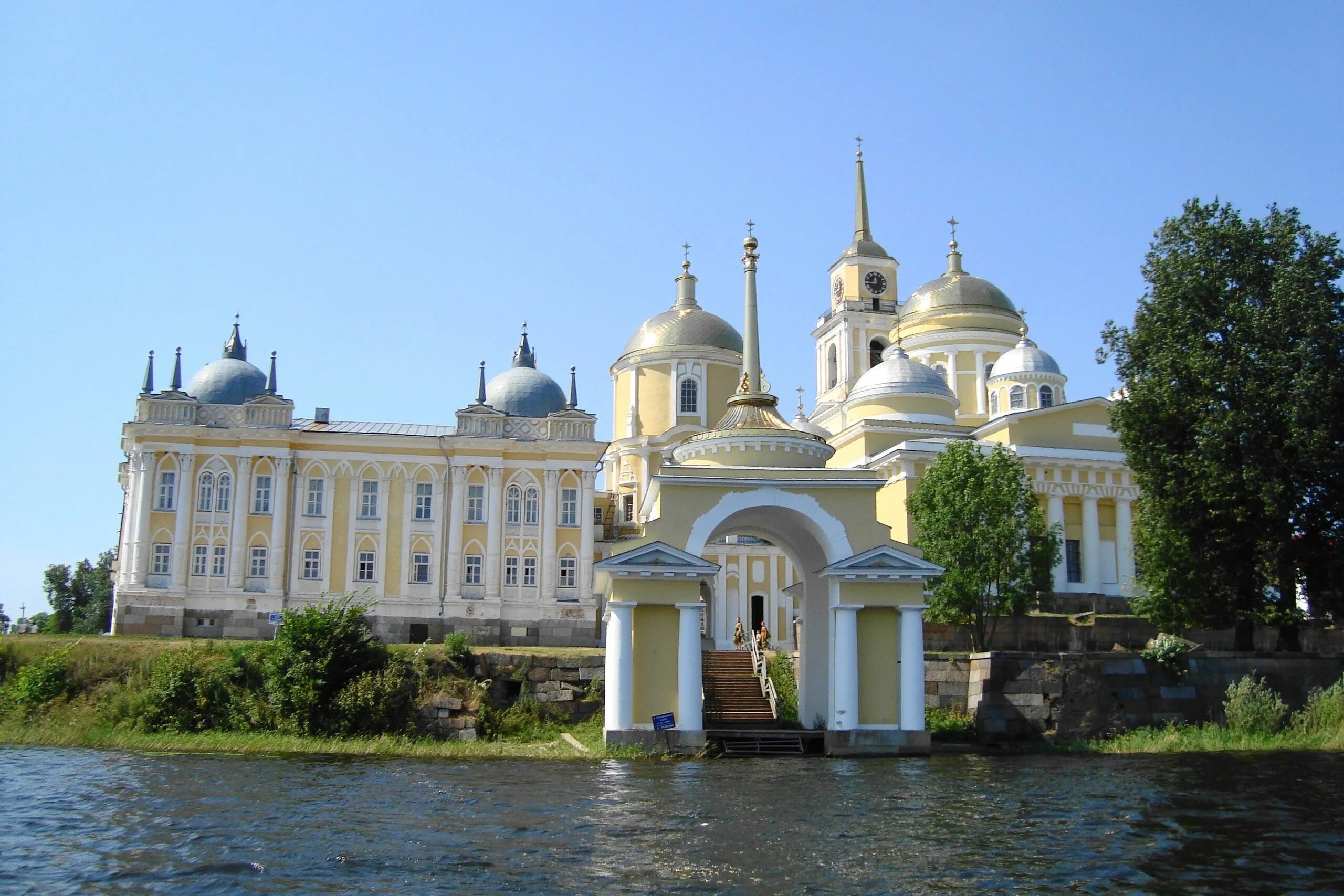 Монастыри тверской области фото. Монастырь Нило-Столобенская пустынь. Селигер монастырь Нило Столобенская пустынь. Нило-Столобенская пустынь на озере Селигер. Нилова стлобецкая пустынь.