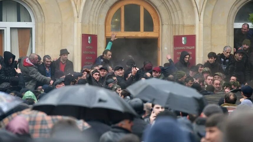 Псоу граница. Политическая обстановка в абхазии на сегодняшний день. Политический кризис в абхазии. Новости абхазии. Абхазия политическая обстановка.