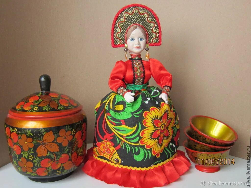 Кукла хохлома. Кукла чайница гжель хохлома. хохломская роспись барышня. куклы народных промыслов. куклатв стиле народных промыслов.