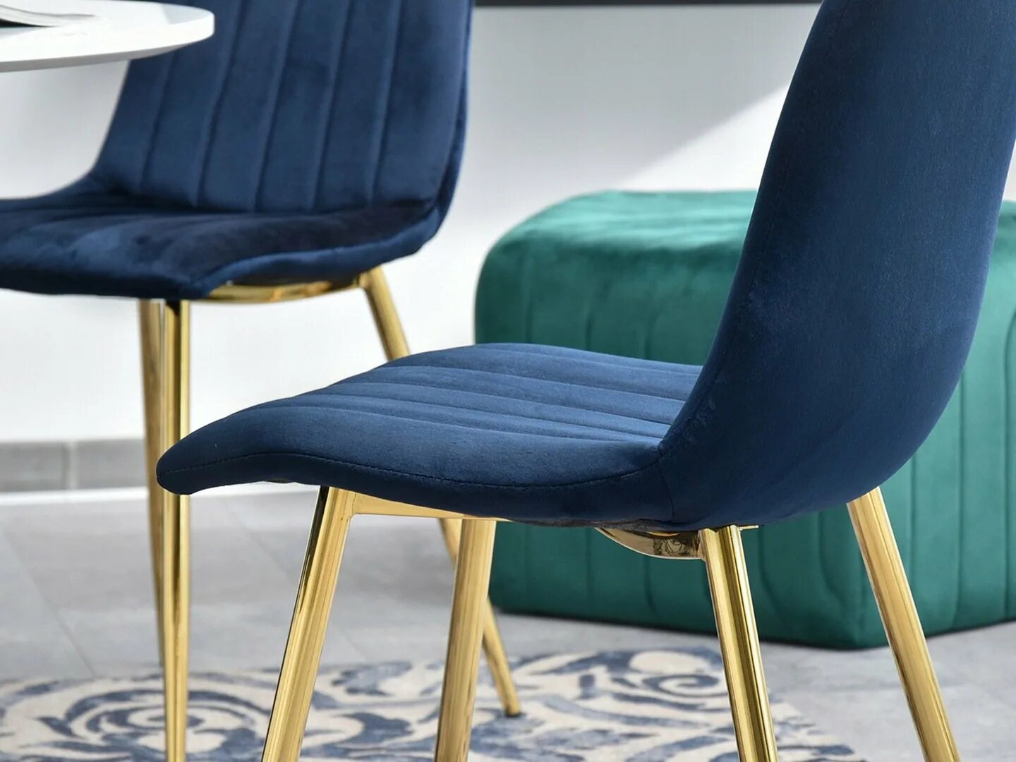 Стулья обеденные велюр. Стул Konnie зеленый бархат. Стул Dining Chair Foucault Blue. Стул udc7003. Мягкие стулья с золотыми ножками.